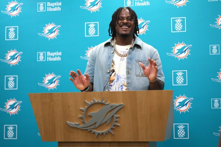 Cap-constrained Dolphins heading in new direction after trading standout receiver Jaylen Waddle | iNFOnews.ca