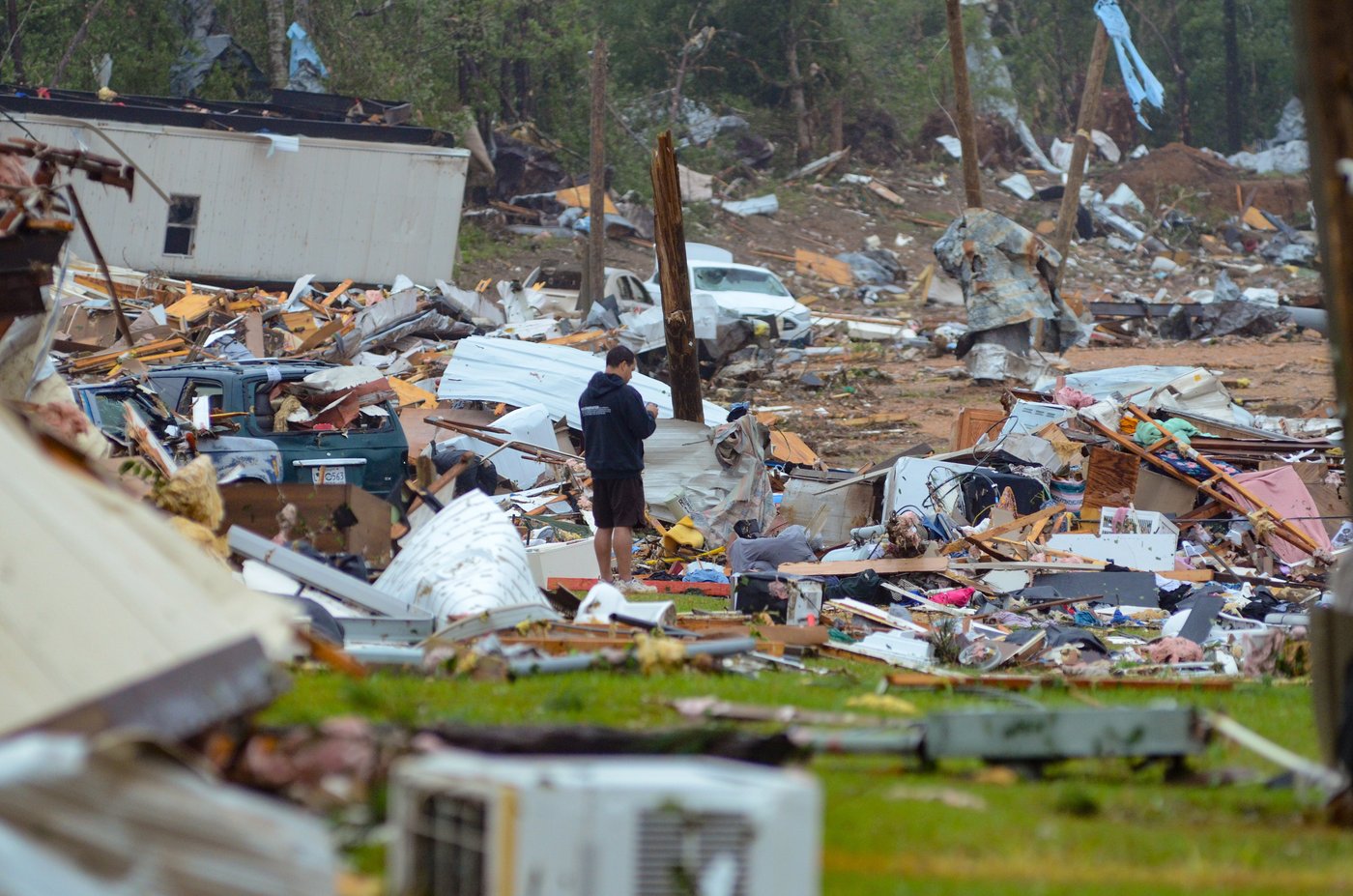 A faint meow in the rubble of a Mississippi tornado leads to a stunning rescue | iNFOnews.ca