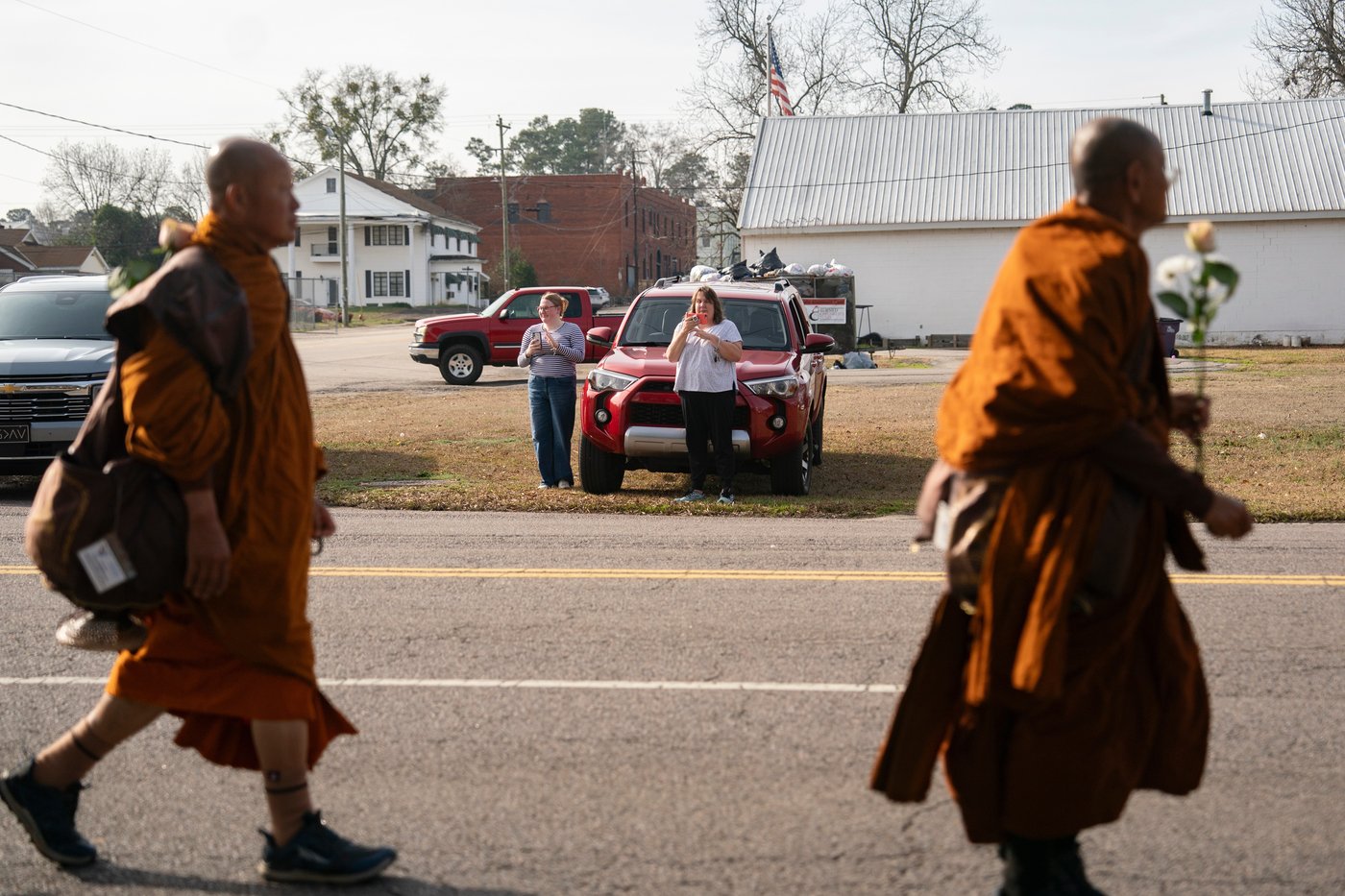 Buddhist monks and their dog captivate Americans while walking for peace | iNFOnews.ca Buddhist monks and their dog captivate Americans while walking for peace | iNFOnews.ca