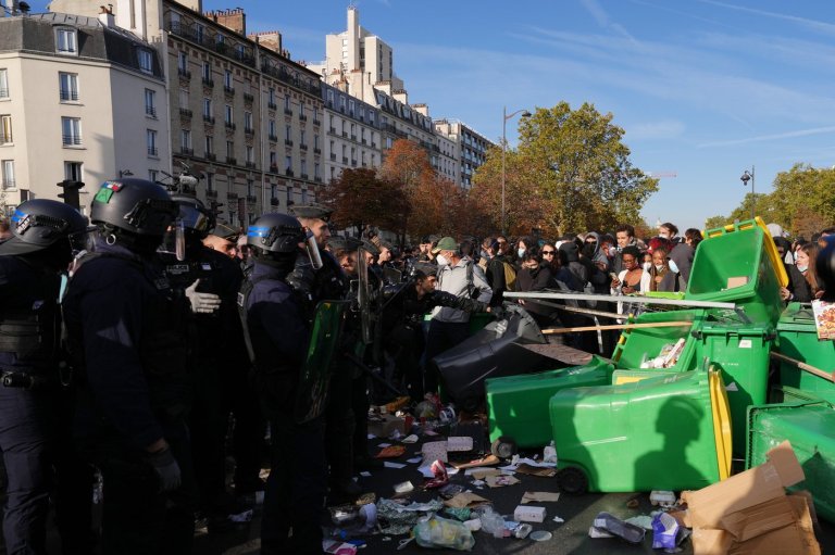 Protesting pupils blockade French high schools again, testing a weekslong movement | iNFOnews.ca