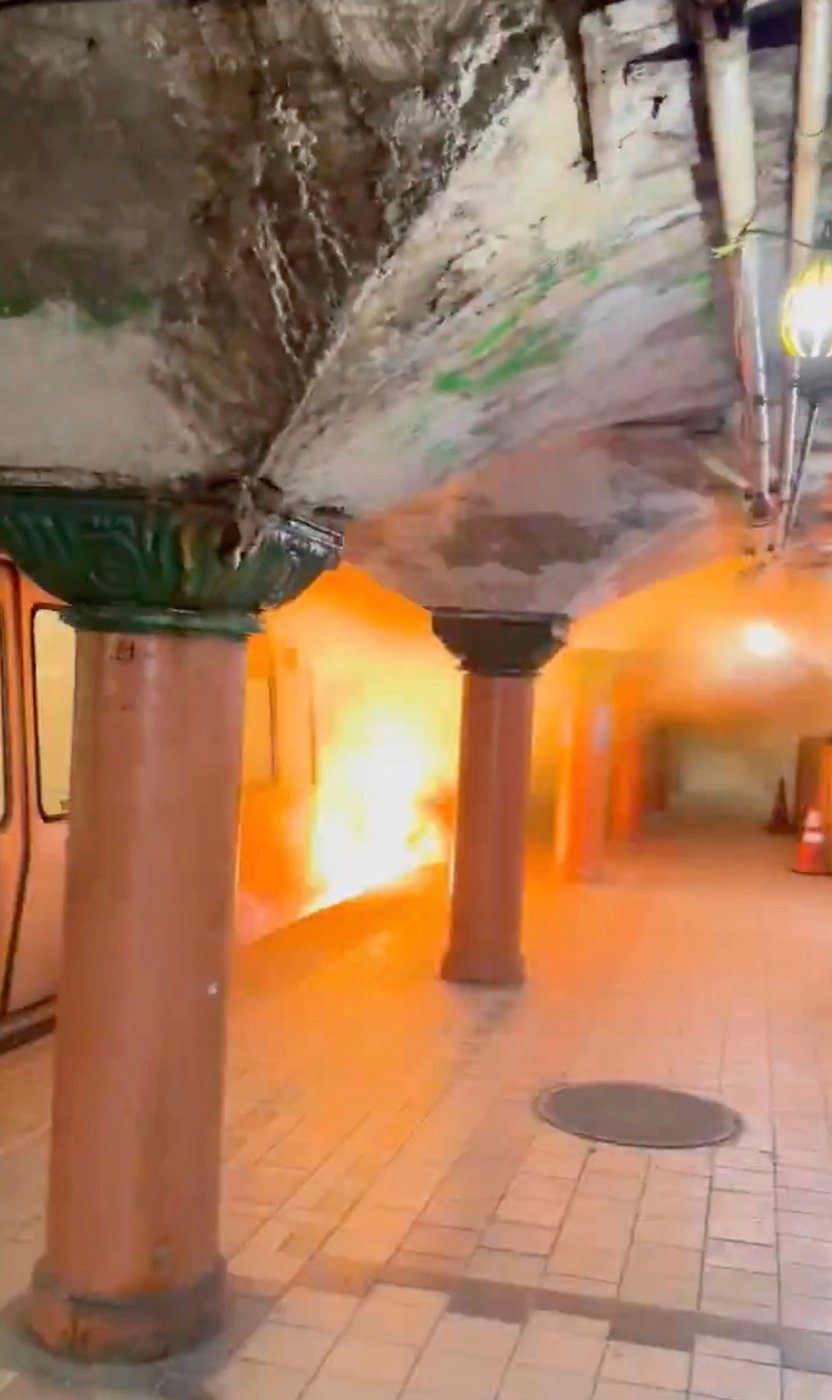 Flames and smoke force passengers to flee New York City area train | iNFOnews.ca Flames and smoke force passengers to flee New York City area train | iNFOnews.ca