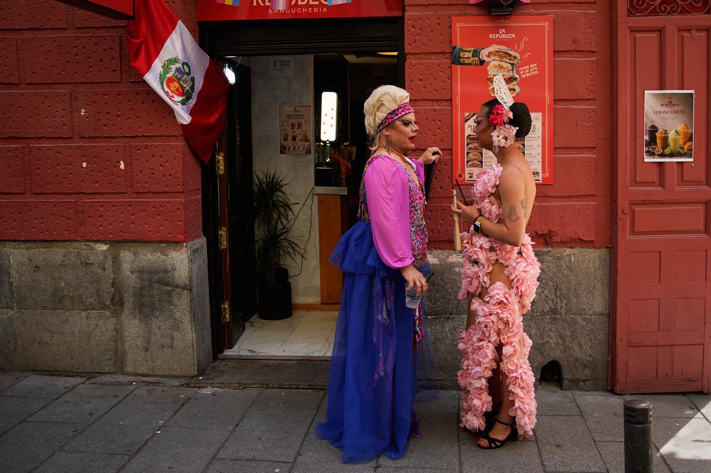 People race through Madrid in high heels during Pride, in photos | iNFOnews.ca