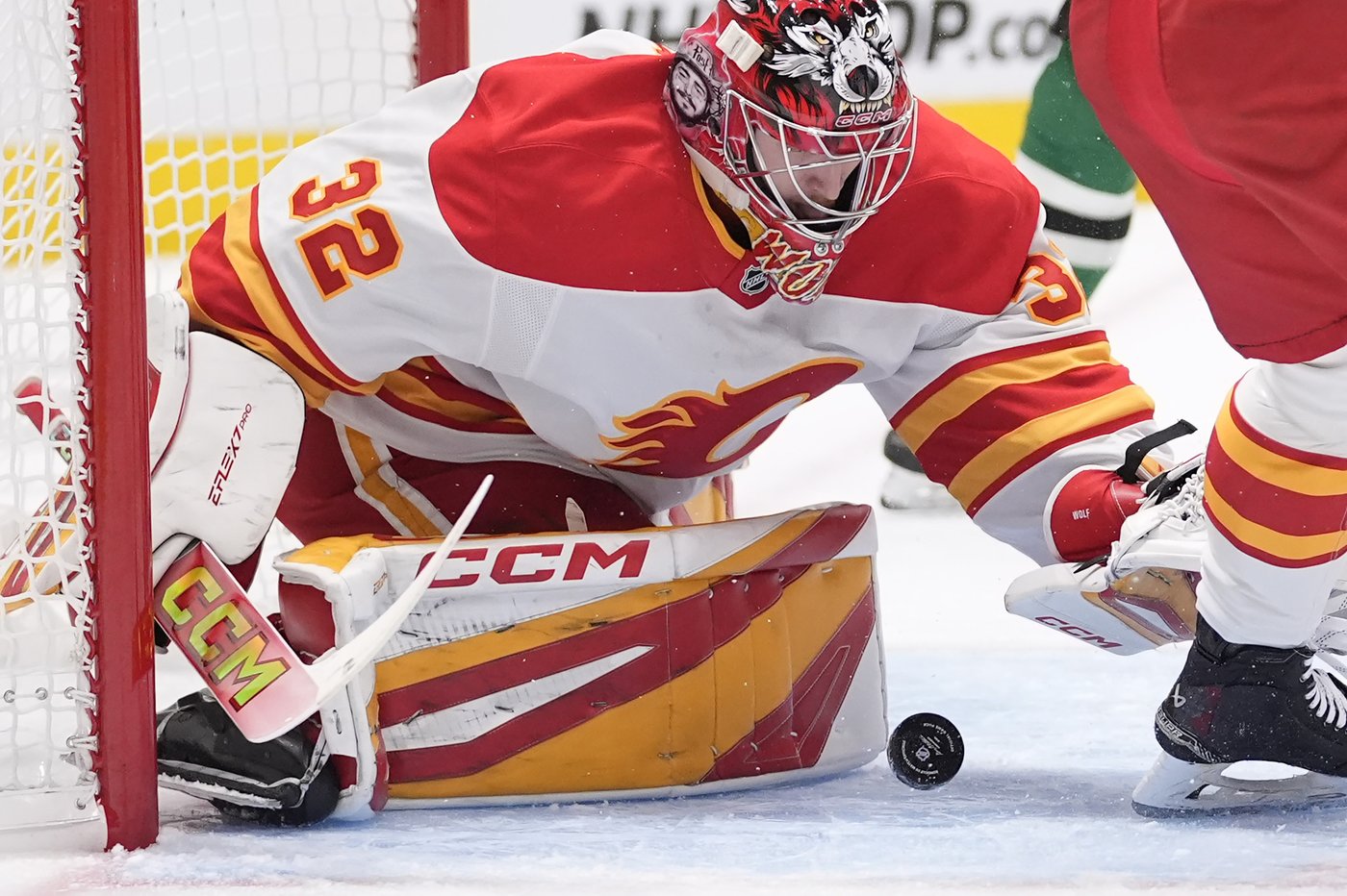 Hintz ignites third-period goal barrage as Stars beat Flames 6-2 | iNFOnews.ca