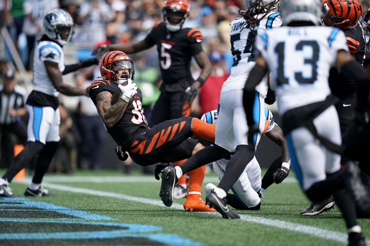 Joe Burrow throws for 2 TDs, Bengals hold on to beat Panthers 34-24 for first victory of the season | iNFOnews.ca