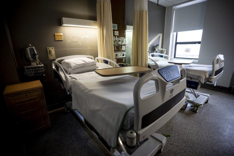 Internal data reveals 726 Quebecers waiting in hospital for long-term care beds | iNFOnews.ca
