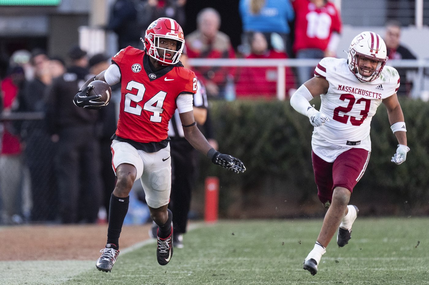 Beck throws 4 TD passes and Frazier runs for 3 scores to lead No. 8 Georgia past UMass, 59-21 | iNFOnews.ca Beck throws 4 TD passes and Frazier runs for 3 scores to lead No. 8 Georgia past UMass, 59-21 | iNFOnews.ca