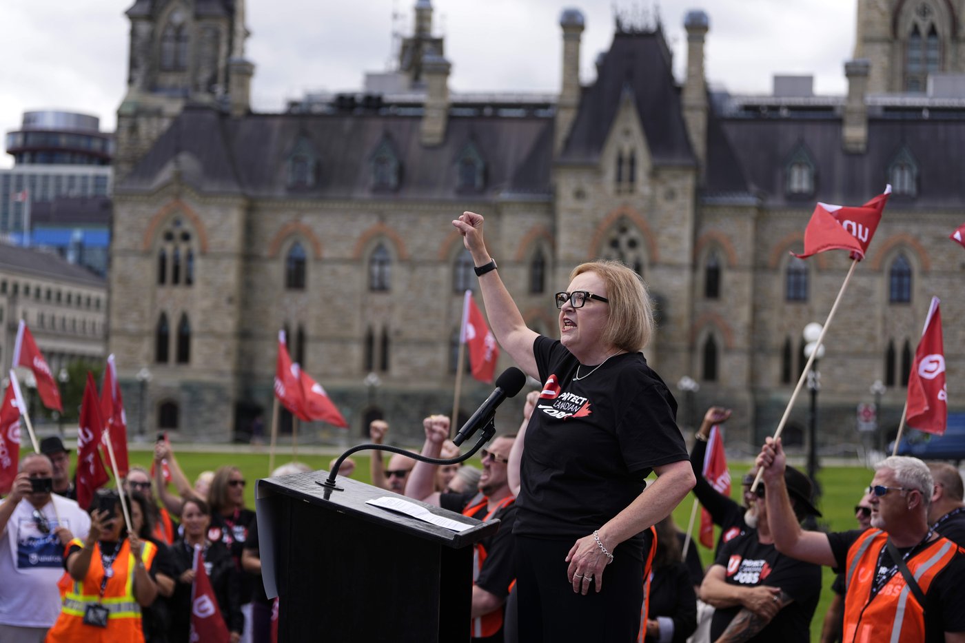 Union, industry leaders urge government not to rush trade talks with the U.S. | iNFOnews.ca