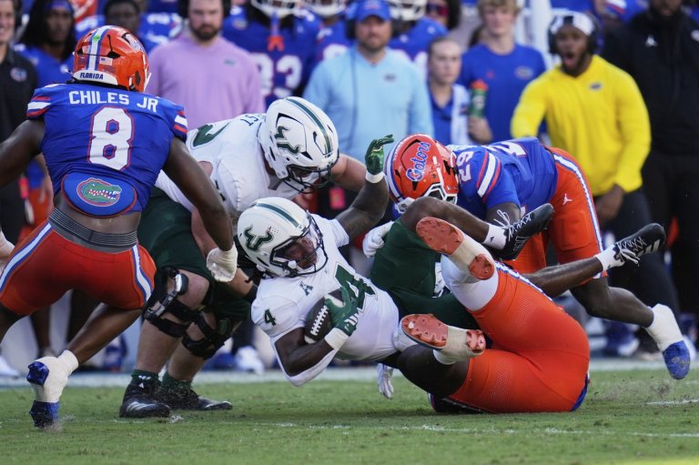 Florida's Brendan Bett ejected for spitting late in No. 13 Gators' upset loss to South Florida | iNFOnews.ca