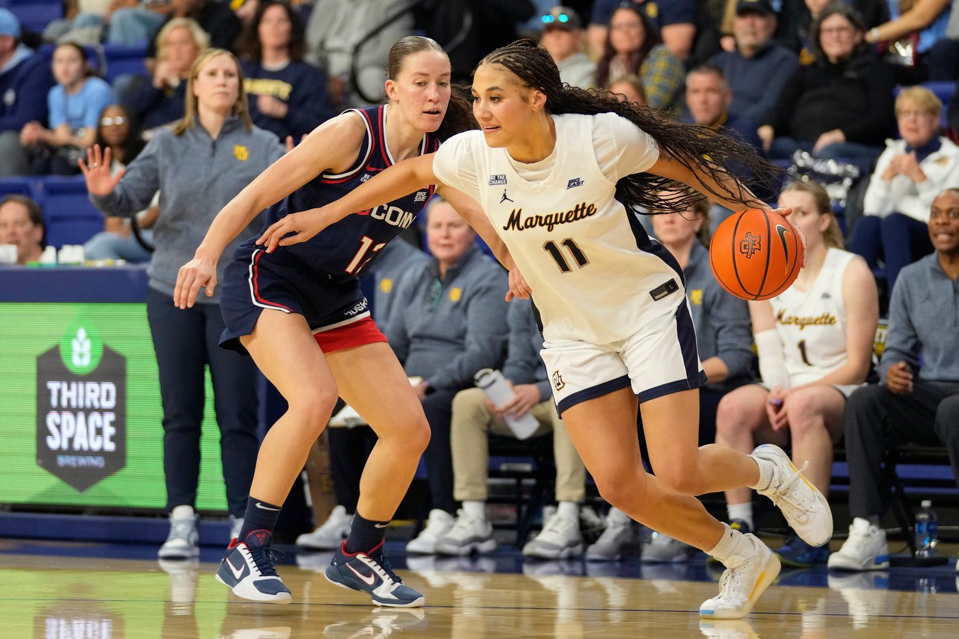 Fudd and Strong lead No. 1 UConn to 71-56 victory over Marquette for 43rd straight win | iNFOnews.ca