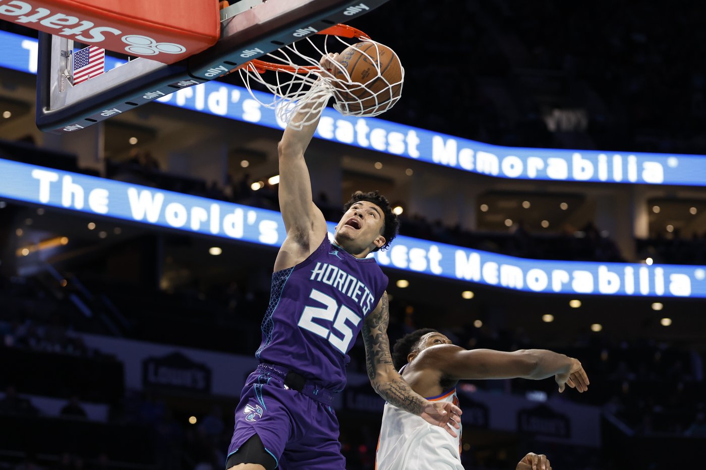 Jalen Brunson pours in 31 points as Knicks hold on to beat the Hornets 99-98 in NBA Cup play | iNFOnews.ca