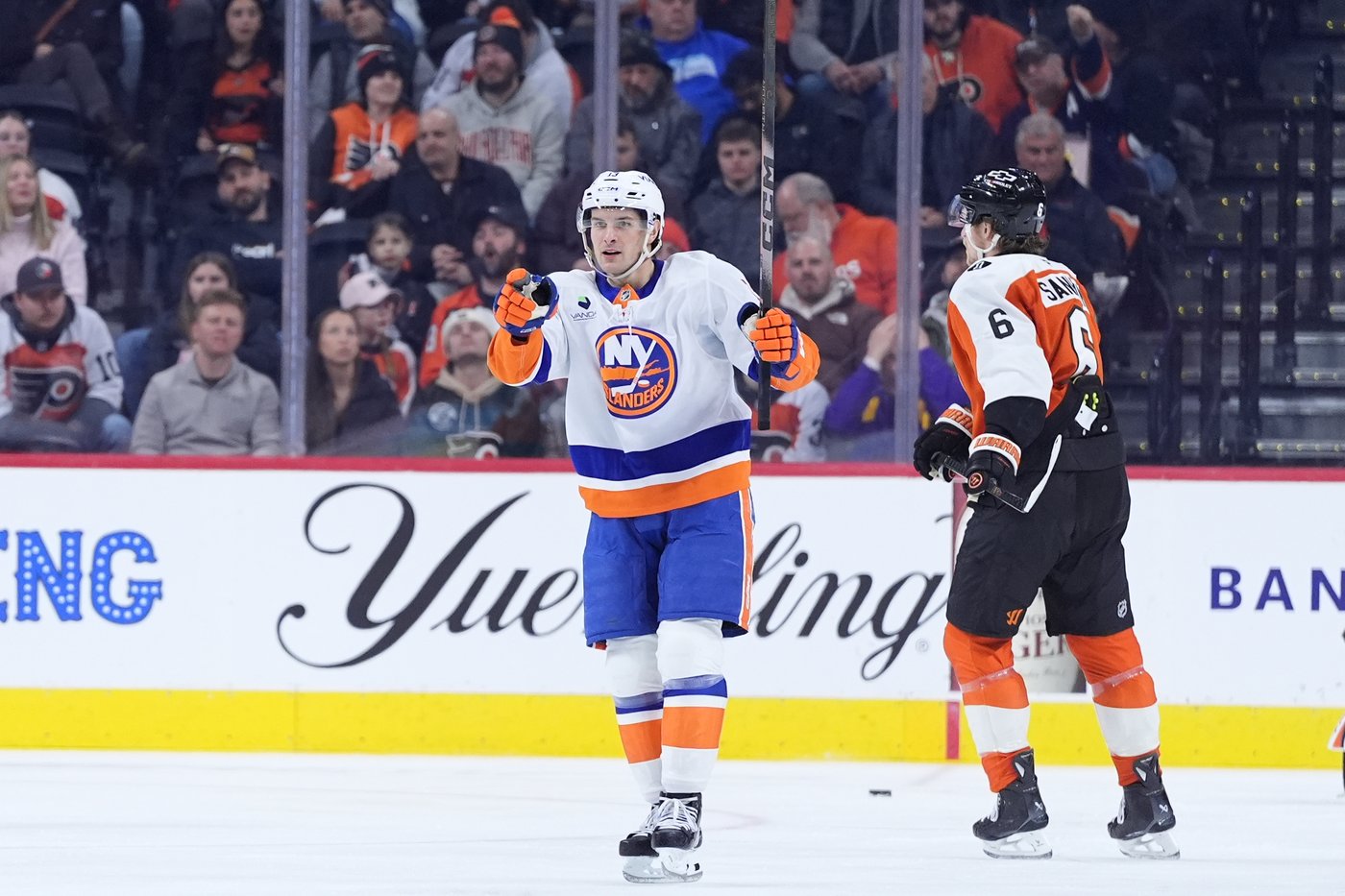 Sorokin's 6th shutout and Pageau's 2 goals power Islanders to 4-0 win over Flyers | iNFOnews.ca