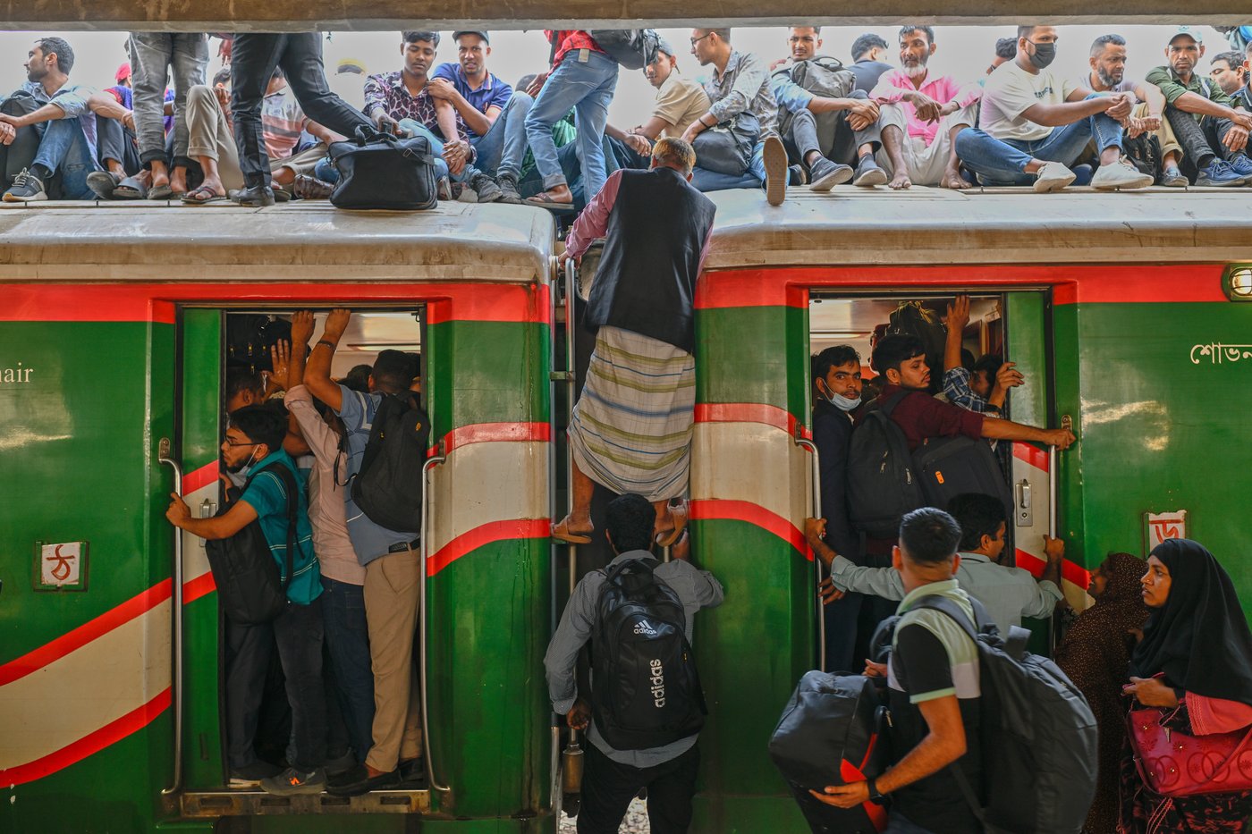 Photos capture a mass homecoming exodus from Dhaka for Eid al-Fitr holiday | iNFOnews.ca Photos capture a mass homecoming exodus from Dhaka for Eid al-Fitr holiday | iNFOnews.ca