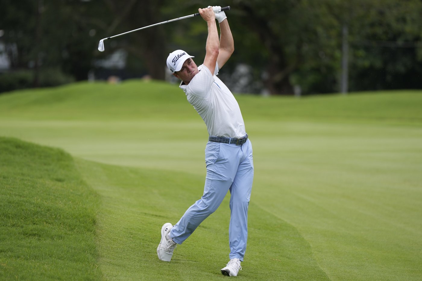 Russell Henley birdies last 3 holes for a 61 to lead Tour Championship over Scheffler | iNFOnews.ca