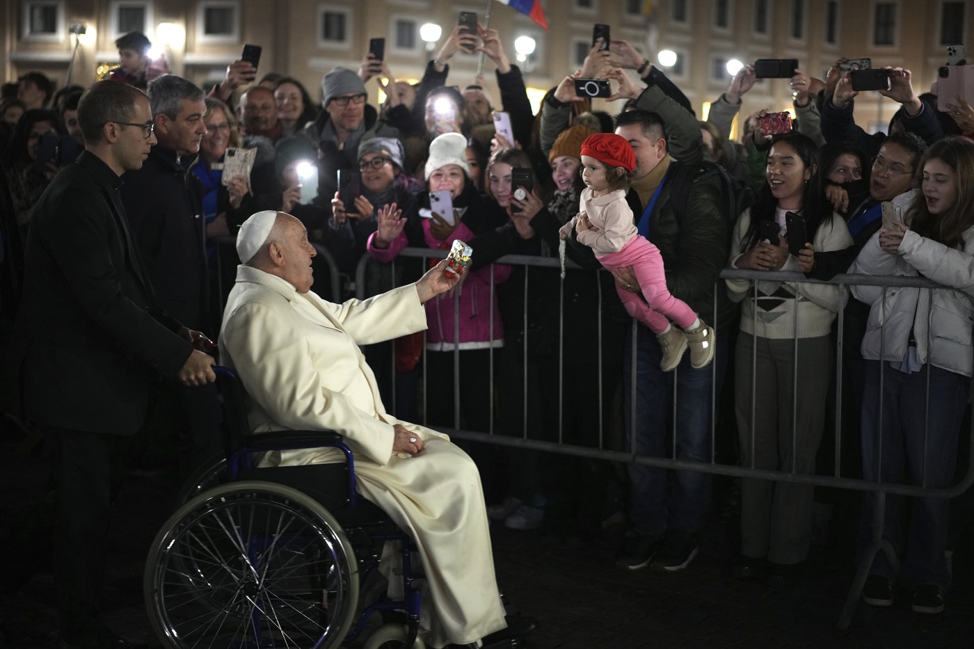The world welcomes 2025 with light shows, embraces and ice plunges | iNFOnews.ca The world welcomes 2025 with light shows, embraces and ice plunges | iNFOnews.ca