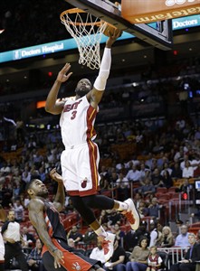 Triple-double for James, 35 points for Wade as Miami holds off Toronto in OT, 123-116 | iNFOnews.ca