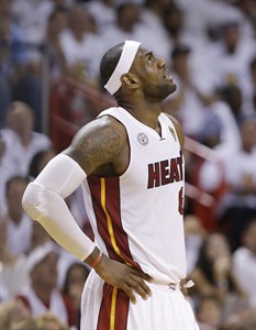 LeBron James has big fourth quarter as Heat stave off elimination with 103-100 OT win | iNFOnews.ca