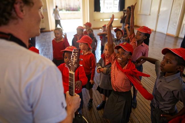 Roaming telescope brings Kenyan kids views of night sky | iNFOnews.ca CP241406100