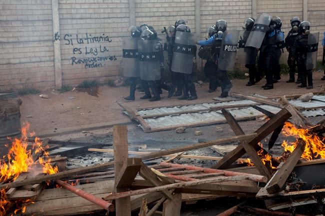 Protests grow as vote count in Honduras drags on | iNFOnews.ca CP609471358