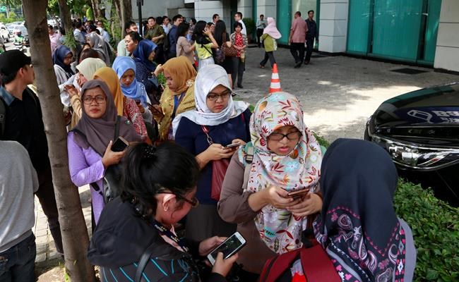 Quake shakes Indonesia's Java, students injured | iNFOnews.ca