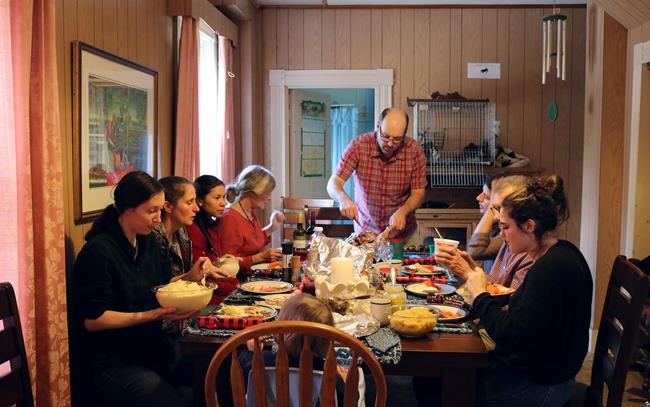 From 'floaters' to family: Strangers bond at Nova Scotia Christmas gathering | iNFOnews.ca