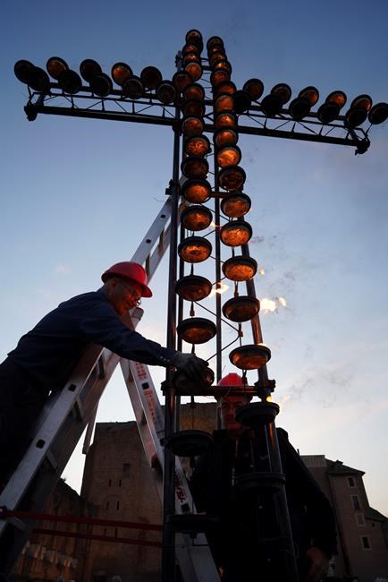Pope cites plight of migrants, children on Good Friday | iNFOnews.ca Pope cites plight of migrants, children on Good Friday | iNFOnews.ca