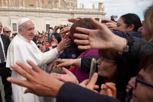 Pope allows ring-kissing after pulling hand away at event | iNFOnews.ca