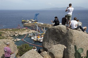 Italian tourist island ponders its future after shipwrecked cruise ship is towed away | iNFOnews.ca CP25044989