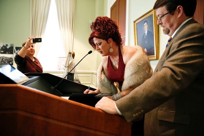 Alabama drag queen donates items from gay marriage fight | iNFOnews.ca