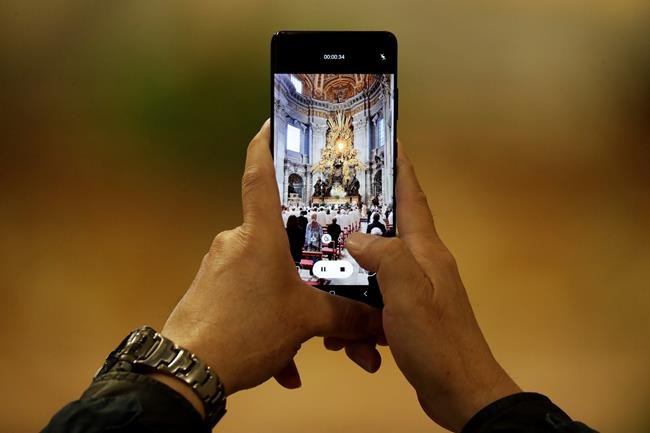 Pope celebrates surprise Holy Thursday with ousted cardinal | iNFOnews.ca CP350030862