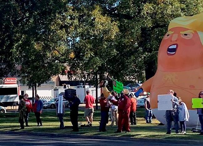 'Baby Trump' balloon slashed at Alabama appearance | iNFOnews.ca