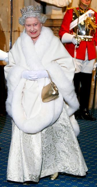Buckingham Palace: Queen's new outfits won't use real fur | iNFOnews.ca