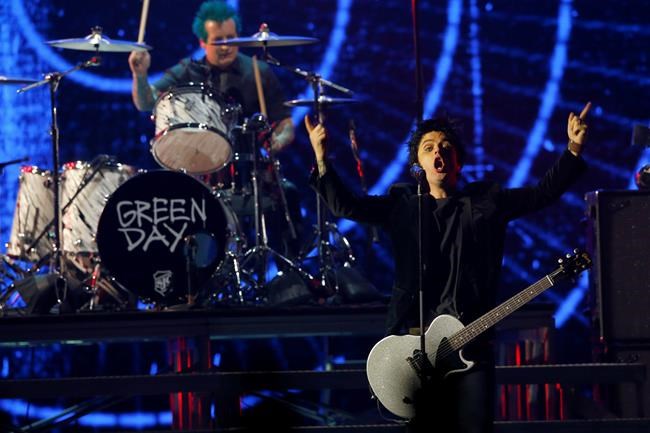 Justin Bieber wins 3 MTV EMA Europe music awards | iNFOnews.ca
