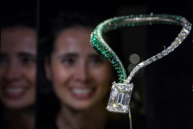 Giant diamond in necklace sells for $33.7M at Geneva auction | iNFOnews.ca