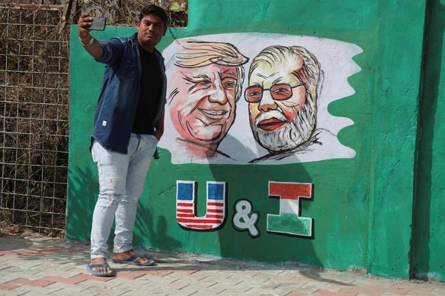 India hastily builds wall along slum ahead of Trump visit | iNFOnews.ca India hastily builds wall along slum ahead of Trump visit | iNFOnews.ca