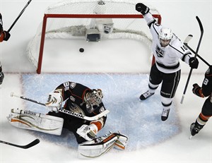 Los Angeles Kings eliminate rival Anaheim Ducks 6-2 in Game 7, advance to West finals | iNFOnews.ca CP28400389