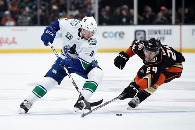 Getzlaf's goal, Gibson's 39 saves put Ducks past Canucks 2-1 | iNFOnews.ca