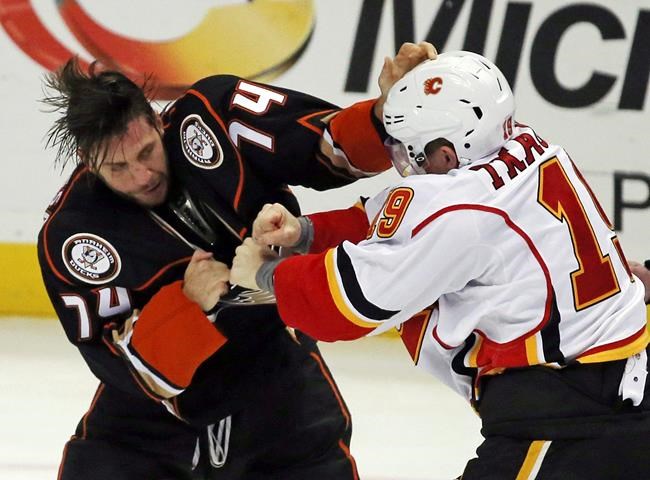 Kesler scores twice, Ducks beat Flames at home again | iNFOnews.ca Kesler scores twice, Ducks beat Flames at home again | iNFOnews.ca