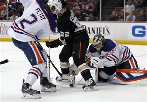 Perry nets 2 of Ducks' 3 goals in 3rd period; Anaheim rallies to beat Oilers 3-2 | iNFOnews.ca CP27844062