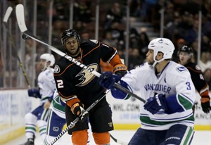 Bonino gets deciding goal in shootout in return to Anaheim, Canucks beat Ducks 2-1 | iNFOnews.ca CP30640600