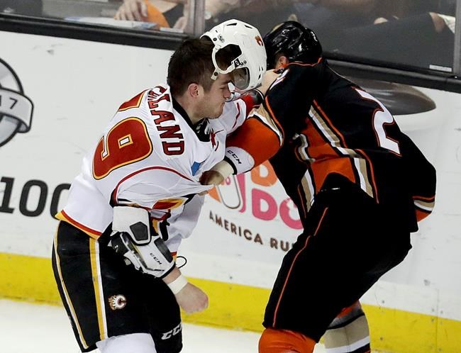 Ryan Getzlaf breaks tie, Ducks beat Flames to take 2-0 series lead | iNFOnews.ca
