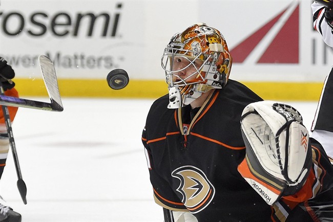 Frederik Andersen stands tall as Anaheim Ducks beat Blackhawks 4-1 in West Conf finals opener | iNFOnews.ca CP33134492