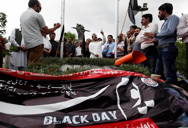 Pakistani journalists hold protests to denounce censorship | iNFOnews.ca