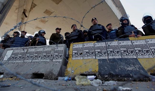 Pakistani government given 3 days to clear Islamist rally | iNFOnews.ca