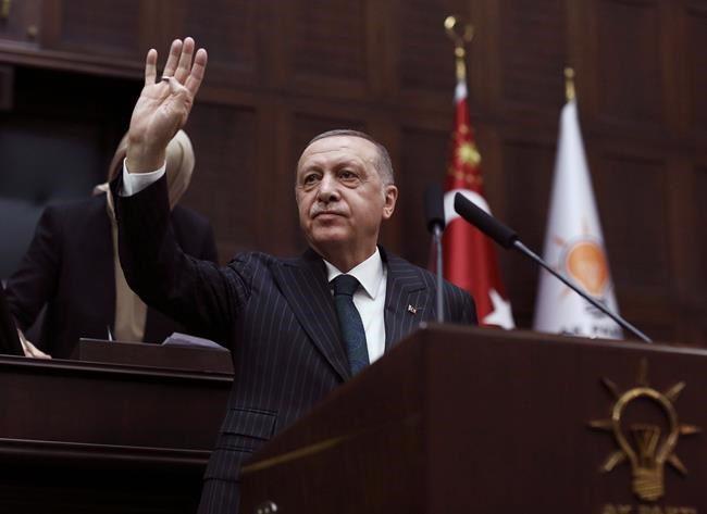 EU, Turkey trade blame on deal as thousands gather at border | iNFOnews.ca CP354186048
