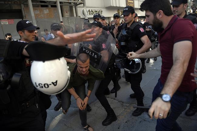 44 people detained during Istanbul's banned LGBT pride event | iNFOnews.ca