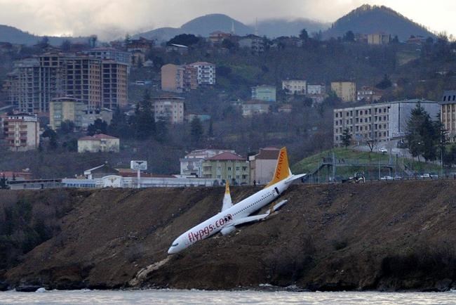 Plane dangles off cliff after skidding off runway in Turkey | iNFOnews.ca CP1553426007
