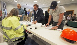 Weekly US unemployment aid applications rise to 352K, a level consistent with modest hiring | iNFOnews.ca CP22975943