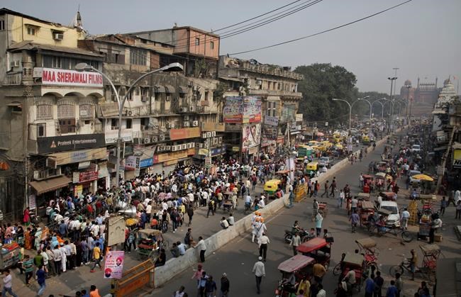 Chaos as millions in India crowd banks to exchange currency | iNFOnews.ca Chaos as millions in India crowd banks to exchange currency | iNFOnews.ca