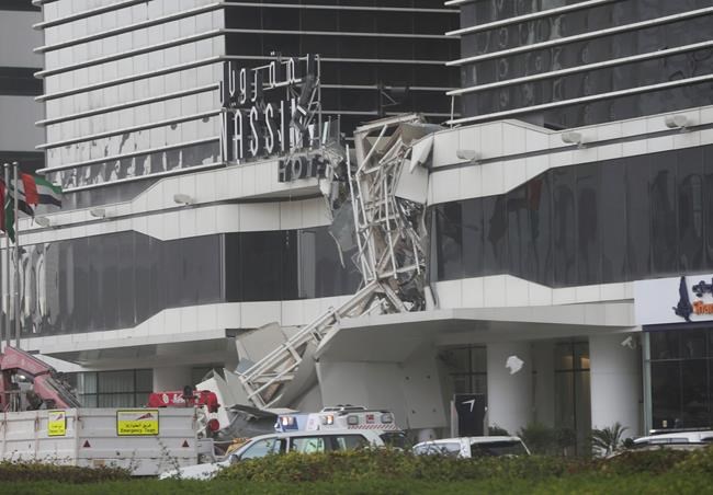 Construction crane collapses onto highway in Dubai | iNFOnews.ca