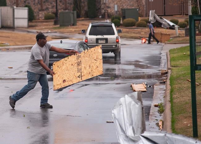 Tornado tears through Arkansas college town, with 6 hurt | iNFOnews.ca Tornado tears through Arkansas college town, with 6 hurt | iNFOnews.ca